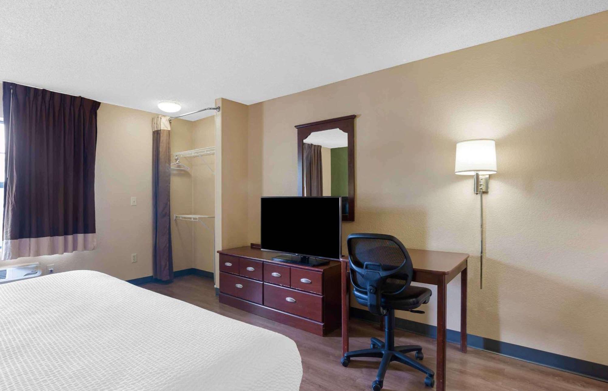 Hotel Extended America - - Staples